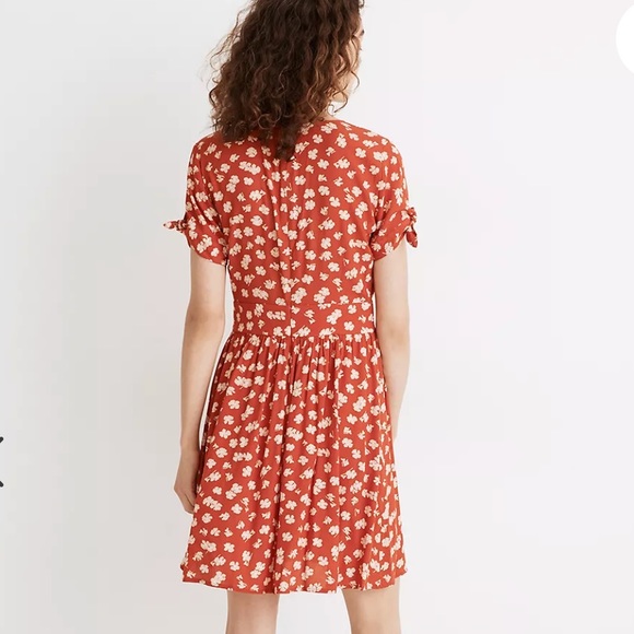 Madeweel Button-front tie-sleeve retro dress in Happy Hibiscus - Picture 2 of 7